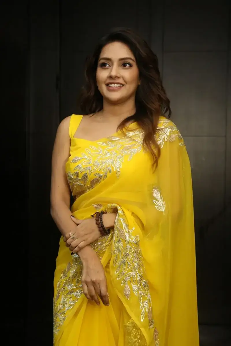 MALAYALAM ACTRESS MAHIMA NAMBIAR IMAGES IN YELLOW SAREE 3